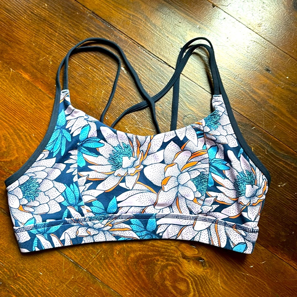 BORN PRIMITIVE sports bra. Like new condition. Size Medium.